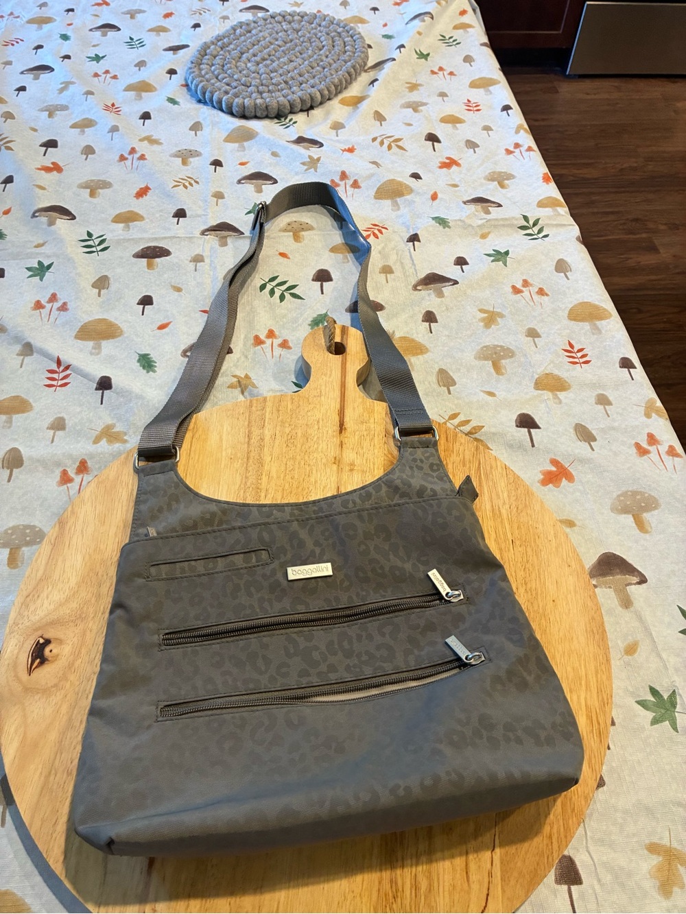 Baggallini crossbody grey cheetah print bag